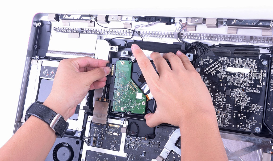 ¿Cómo reparar un iMac en el que aparece una carpeta interrogante de Mac?